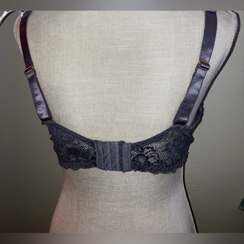 Es un Bra daysi fuentes en perfecto estado como nuevo talla 38C color gris